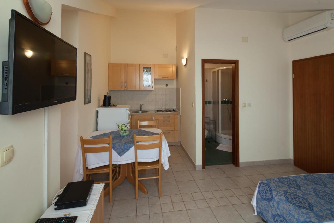 Apartments By The Sea Bilo, Primosten - 4191 Zewnętrze zdjęcie