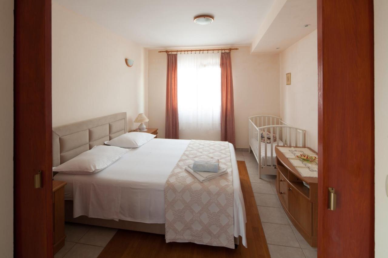 Apartments By The Sea Bilo, Primosten - 4191 Zewnętrze zdjęcie